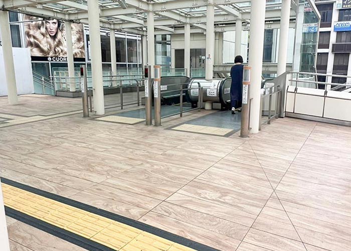 ③エスカレーターを降ります。