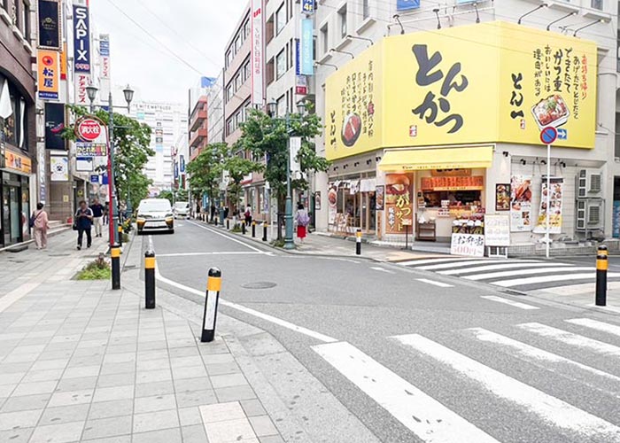 ④エスカレーターを降りたら横断歩道を渡って、キテミテマツド方向へ歩いてください。
