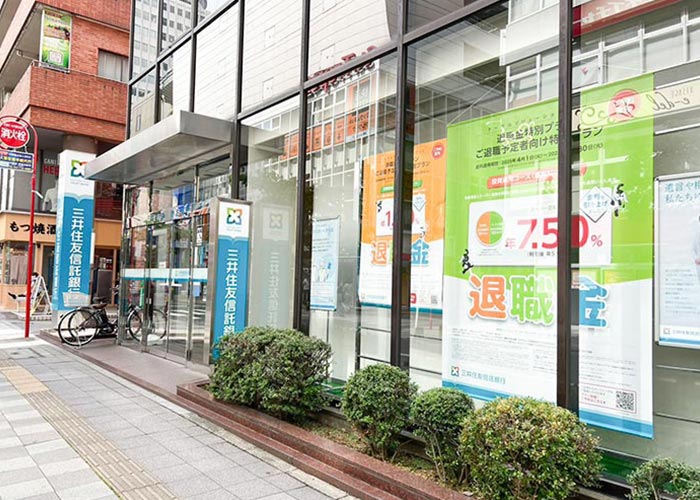 ⑤三井住友信託銀行の前をそのまま進みます。