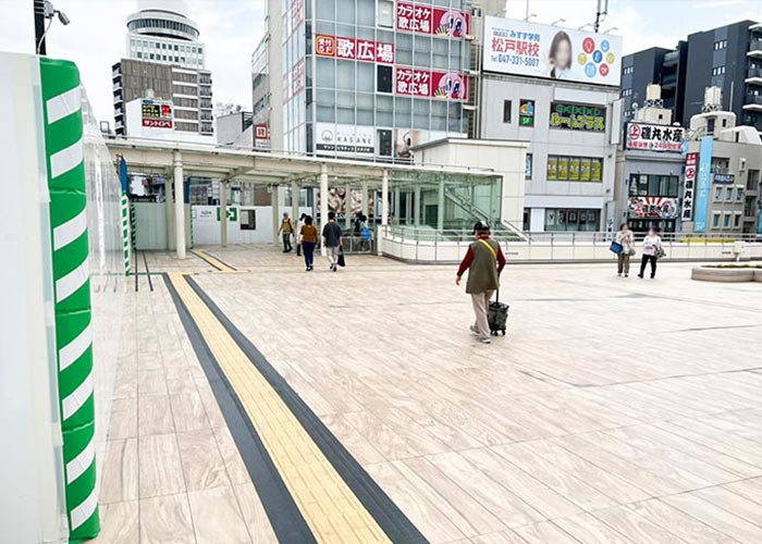 ②西口のデッキに出たら左のエスカレーターの方に向かって歩いてください。